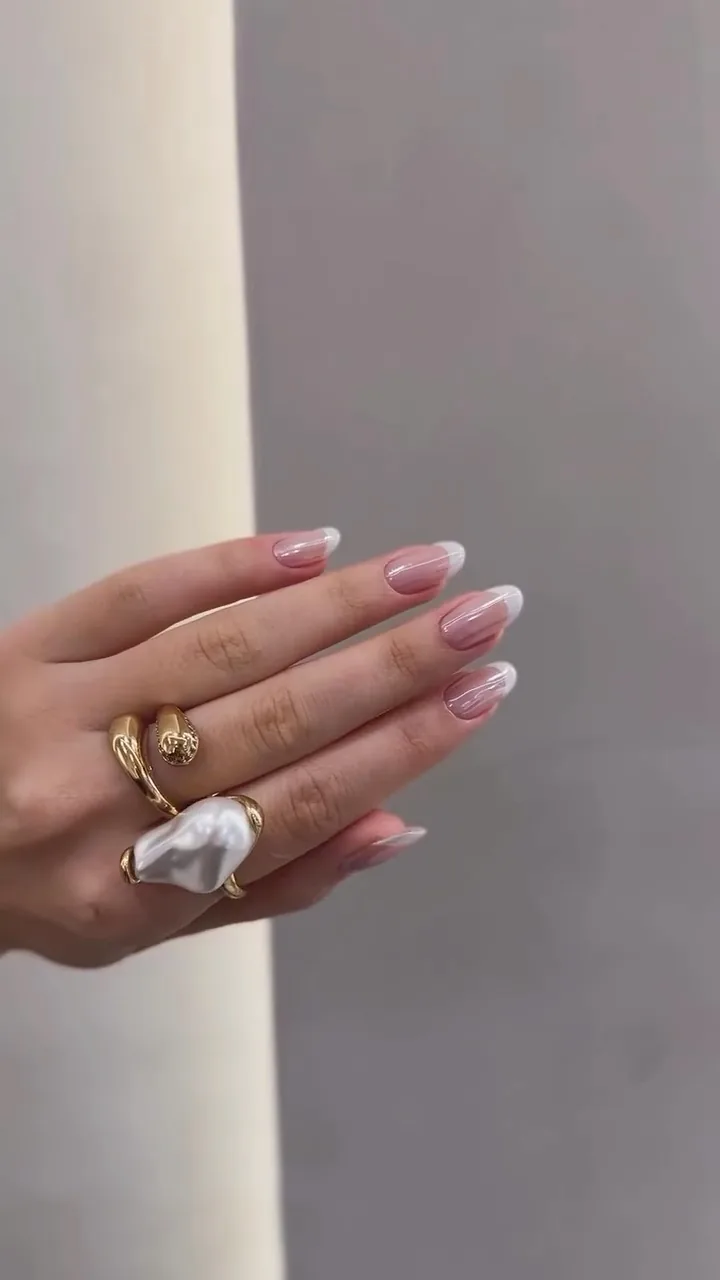 Alongamento de unhas em formato oval com acabamento fino e natural
