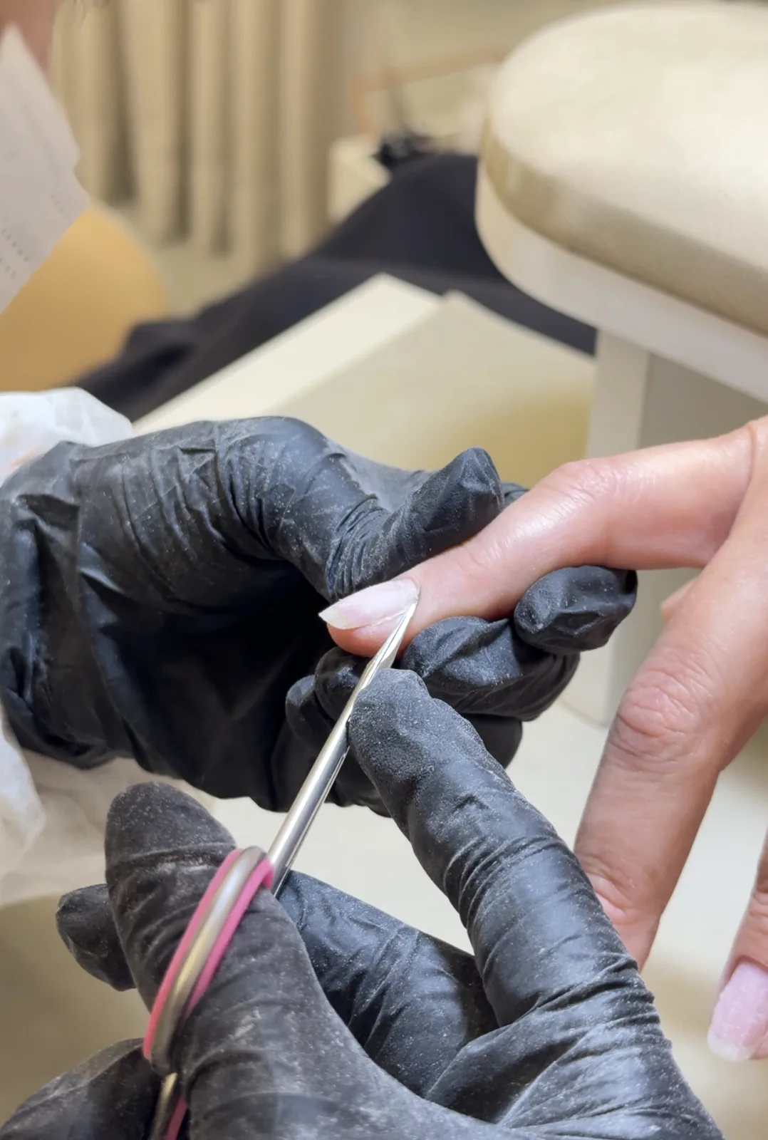 Profissional fazendo cutilagem precisa durante a manicura russa na LePolli